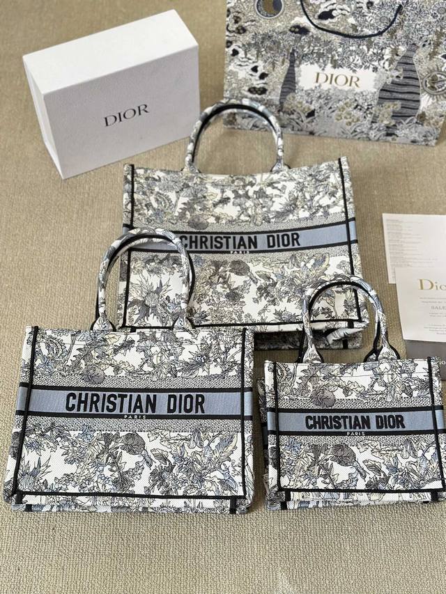 顶级原单 原版布 Dior Book Tote今年最喜欢的一款购物袋 Tote我用的次数最多的包，因为容量超级大，不管什么东西都向里面放，当然凹造型也是必须有的