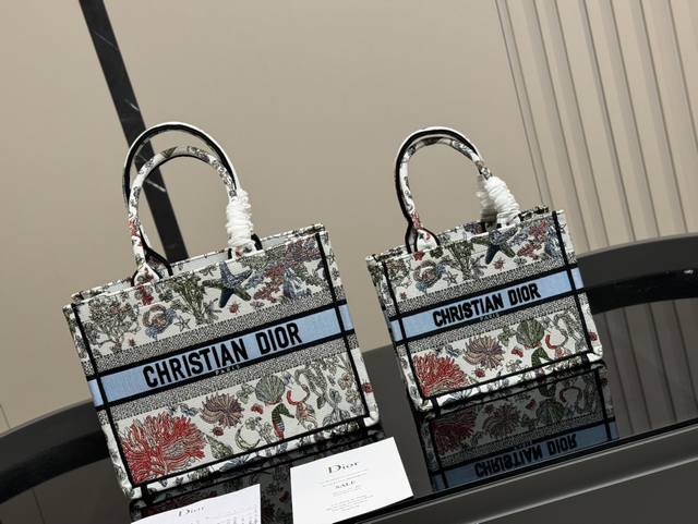 配折叠盒丝巾 Dior 原版布提花 Dior Book Tote今年最喜欢的一款购物袋 Tote我用的次数最多的包 迪奥因为容量超级大 不管什么东西都向里面放