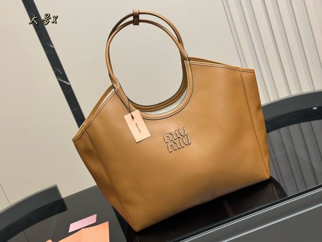 全套包装 Size：38*30Cm Miumiu新款托特tote 今年的风刮的太猛了 老多爆款了！ 这款的版型也太好看了吧！ Miumiu 这一季不管是单肩包还