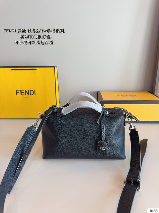 配礼盒 Fendi 芬迪 新款by The Way 手提拉链波士顿 单肩斜挎枕头包 尺寸：27*11*17Cm