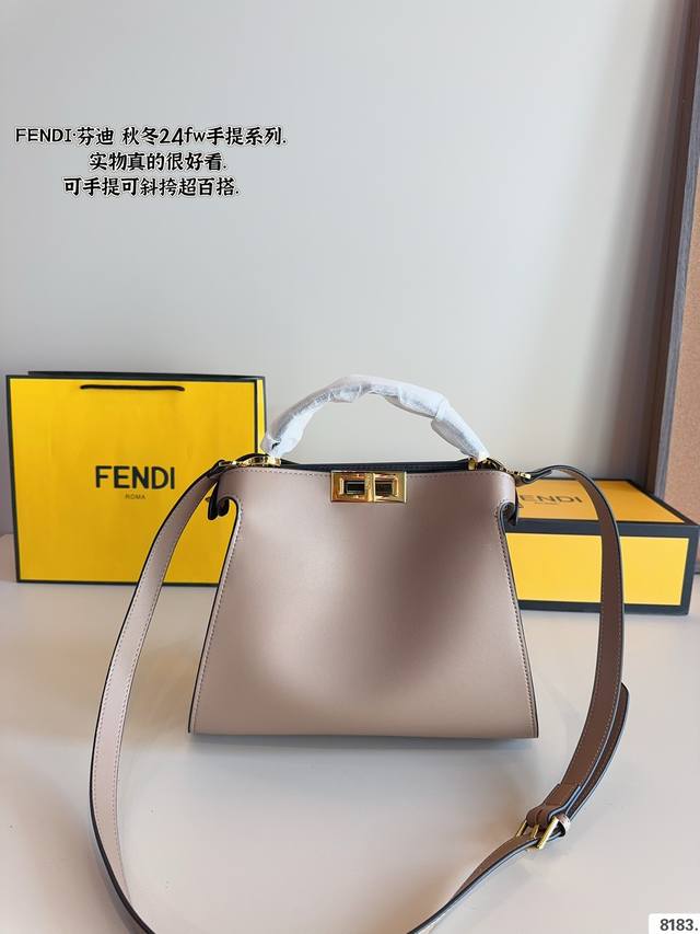 配礼盒. Fendi 躲猫猫 Lconic小号.新款满满的高级感 明暗错落，时光流转。由kimjones打造的fendi 秋冬女士手袋，重温fendi家族的往昔