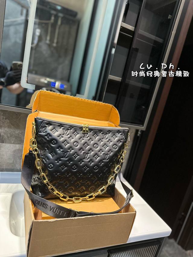 Lv 2024走秀新款cousin 系列新款 目测又是下一个女明星，时尚博主必备单品，I独有的亮金色金属，作为本次设计的肩带粗链条，抓眼球效果非常到位，肩带可拆