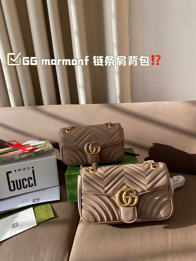 最热销品推出gg Marmonf 链条肩背包采用颇具结构感的柔软造型和超大号翻盖封口，与波浪纹绗缝手袋系列。背面配以心形图案，以及双g互扣金属配件。可滑动链条肩