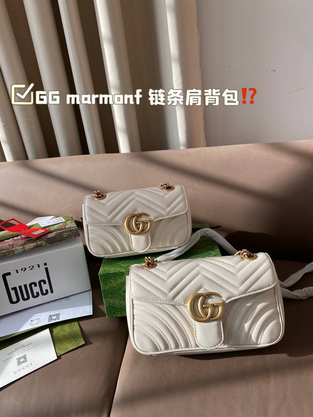 最热销品推出gg Marmonf 链条肩背包采用颇具结构感的柔软造型和超大号翻盖封口，与波浪纹绗缝手袋系列。背面配以心形图案，以及双g互扣金属配件。可滑动链条肩