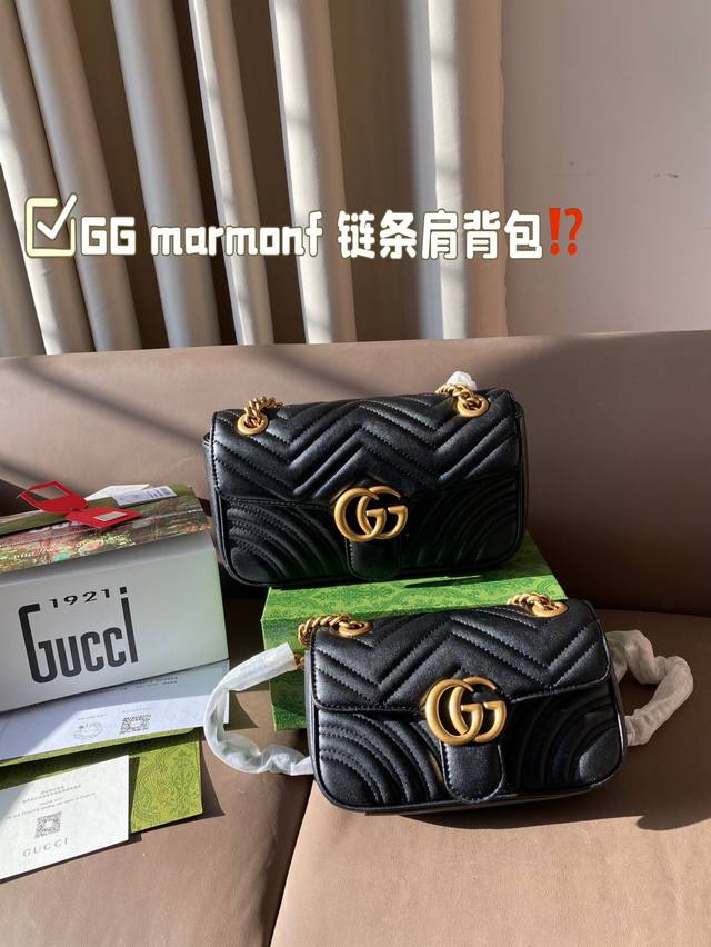 最热销品推出gg Marmonf 链条肩背包采用颇具结构感的柔软造型和超大号翻盖封口，与波浪纹绗缝手袋系列。背面配以心形图案，以及双g互扣金属配件。可滑动链条肩