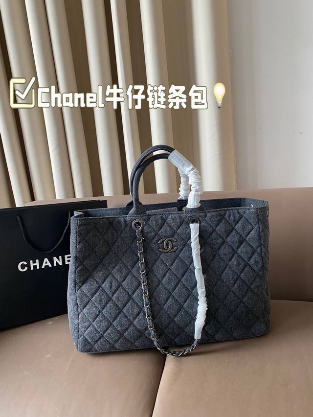 Chanel牛仔链条包 香奈儿真的是仙气很多 还有手柄可以单肩的同时还能手提 容量真的是超大呀完全可以做旅行包用了 如果考虑大容量的包就盘它哈哈 尺寸：38 2