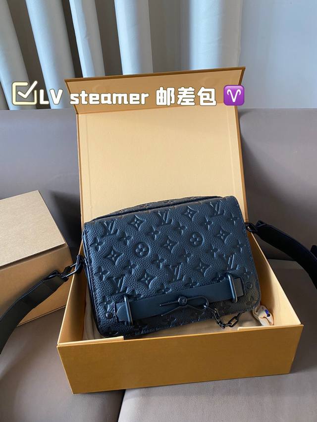 纯皮全套包装尺寸23.17 Lv Steamer 邮差包 向路易威登 Steamer 硬箱汲取链条和饰针元素。适宜尺寸可容纳出行所需，搭配拉链内袋和可调节皮质肩