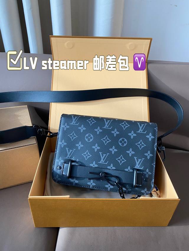 纯皮全套包装尺寸23.17 Lv Steamer 邮差包 向路易威登 Steamer 硬箱汲取链条和饰针元素。适宜尺寸可容纳出行所需，搭配拉链内袋和可调节皮质肩