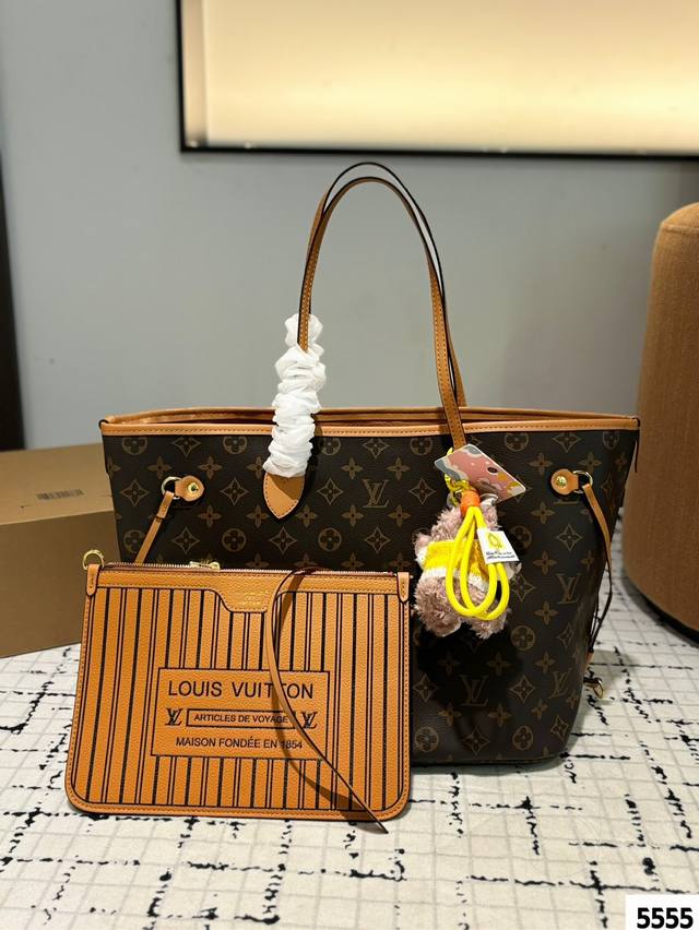 Lv Neverfull 购物袋！入门级的款式哦！绝对的终身款！此物经典不言而喻！街拍和实用都是非常nb的选择！大家拿到后可以感受下，皮质颗粒之间空袭分明，宽度