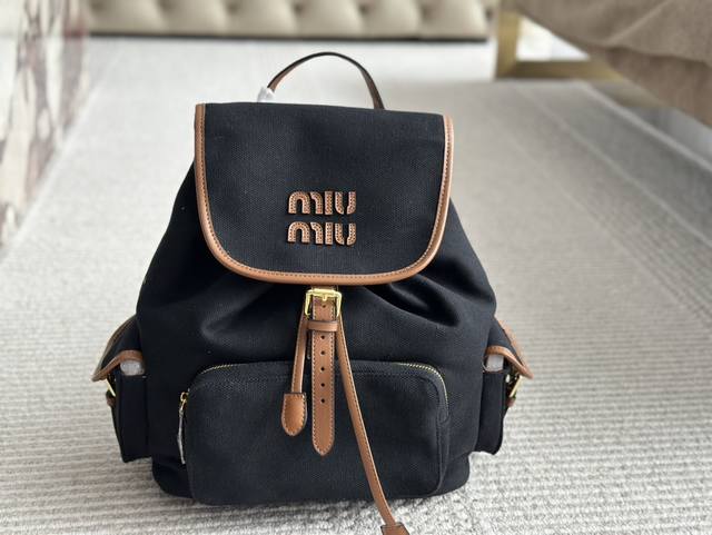 Size：32Cm Miumiu 双肩包火出圈 爱不释手~ 新宠双肩包 太好拿了低调有品味！ 超温柔的颜色包身 非常百搭哦