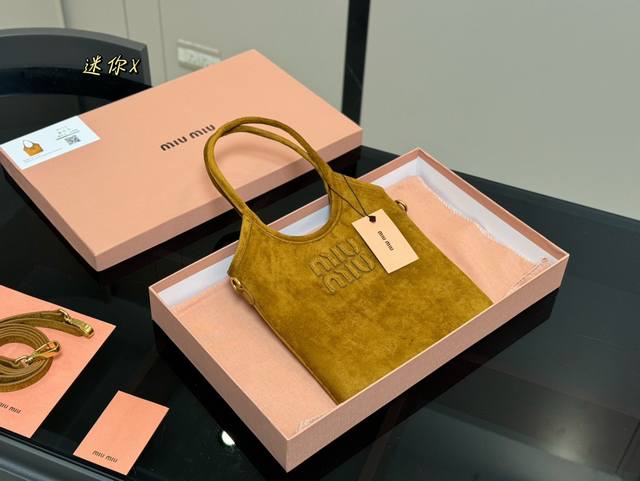 配盒 Size：20*21Cm Miumiu新款托特tote 今年的风刮的太猛了 老多爆款了！ 这款的版型也太好看了吧！ Miumiu 这一季不管是单肩包还是托