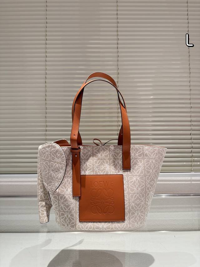 Loewe 提花布老花大象tote 手提包 这才是罗意威最值得入的中古包吧 太好装了容量很大出差旅行必备的大包首选真的很小众因为这一只是中古包所以很少见~ 但是