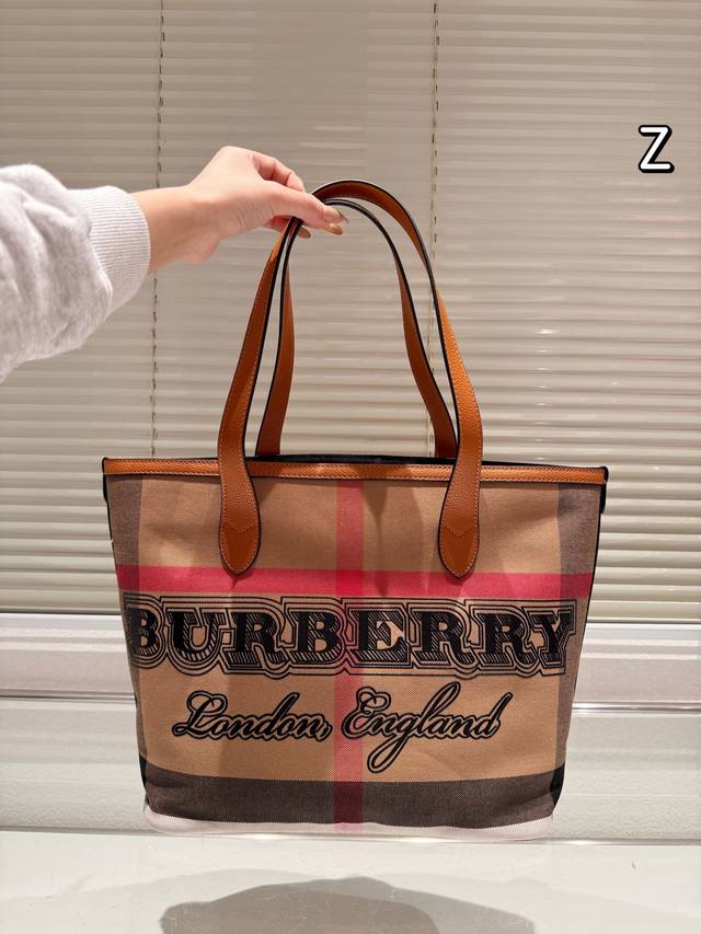 巴宝莉 Burberry 经典气质大牌变形购物袋 这款真的是太经典啦 你们千呼万唤的款 怎么背都好看 质量超b 进口布料 原版配色内里 Pk专柜品质 美妞必留款