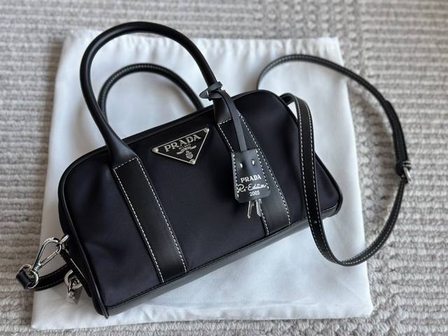 Prada,超高级prada中古迷你波士顿手提包这只黑色prada 真的爆好看 包身全黑色小羊皮不是帆布超高级又有质感 小羊皮的包子特别柔软好摸 尺寸超级可爱2