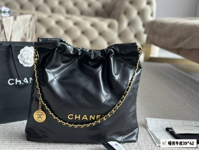 配盒 升级版 Size：39*42Cm 太好搭配了呜呜呜 Chanel 22Bag 白银更清爽！ 升级后皮子摸着更舒服 更雾面哑光一点 软软糯糯的质感超级舒服