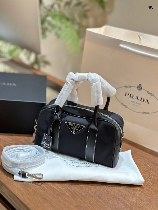 Prada,超高级prada中古迷你波士顿手提包这只黑色prada 真的爆好看 包身全黑色小羊皮不是帆布超高级又有质感 小羊皮的包子特别柔软好摸 尺寸超级可爱2