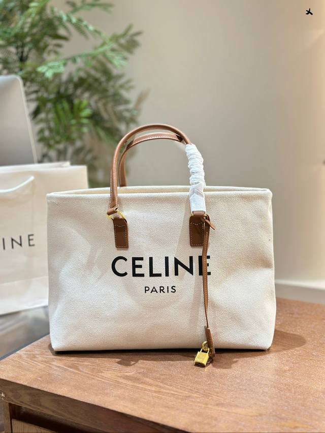 Celine Tote帆布牛皮手柄 今年各大品牌都出了tote -开始喜欢dior那款但是有些烂大街 偶然一次在粒粒堡看到一 个妈妈背了这款 自从celine换