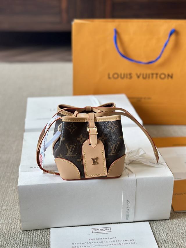 复刻版 牛皮 Size：12.12Cm Lv Noe Purse 小烧麦真的巨可爱！ 包包的容量还 肩带长度虽然不能调节 但很好用！ 原版完美对花！