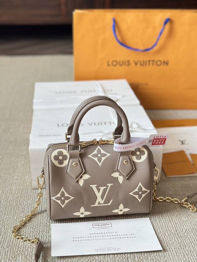 牛皮版本 Lv Speedy 20Cm枕头包 无论版型 内里和专柜毫无差别 真正原版复刻 内里可拆卸 火遍全球的爆款机场大包 机车女神包 明星同款 贵气而充满活