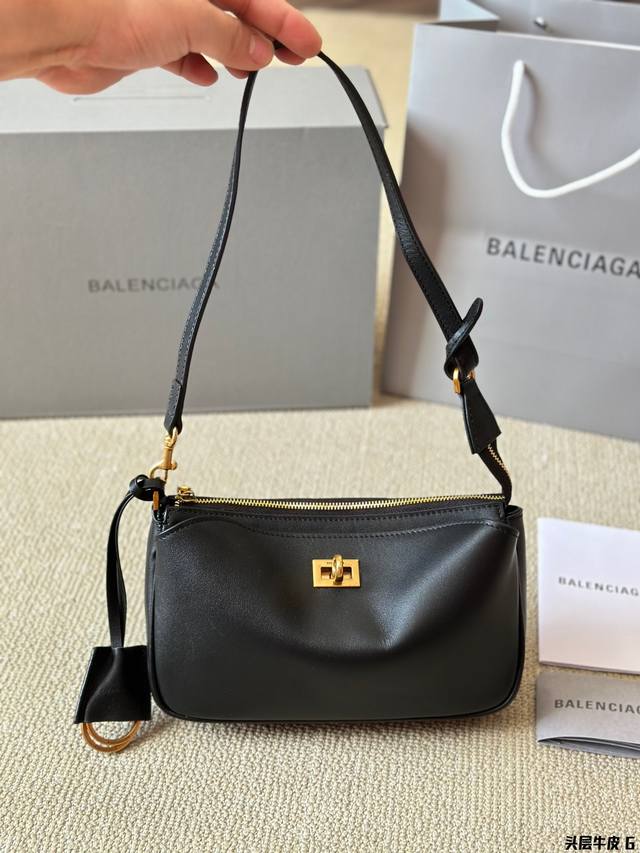 头层牛皮 Balenciaga 巴黎世家新款 Rodeo腋下包 又是一款梦中情包 超柔软的小牛皮 手感极好 可斜挎可腋下！ 真是让人大开眼界 巴黎世家太会设计包