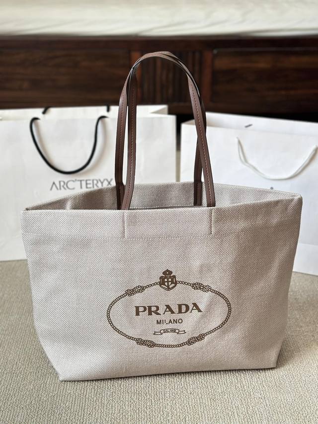 帆布 Prada 普拉达 24新品高级购物袋 炒鸡百搭实用的一款 喜欢的美妞赶快入手吧 店主推荐 质量超赞 尺寸：38 30Cm