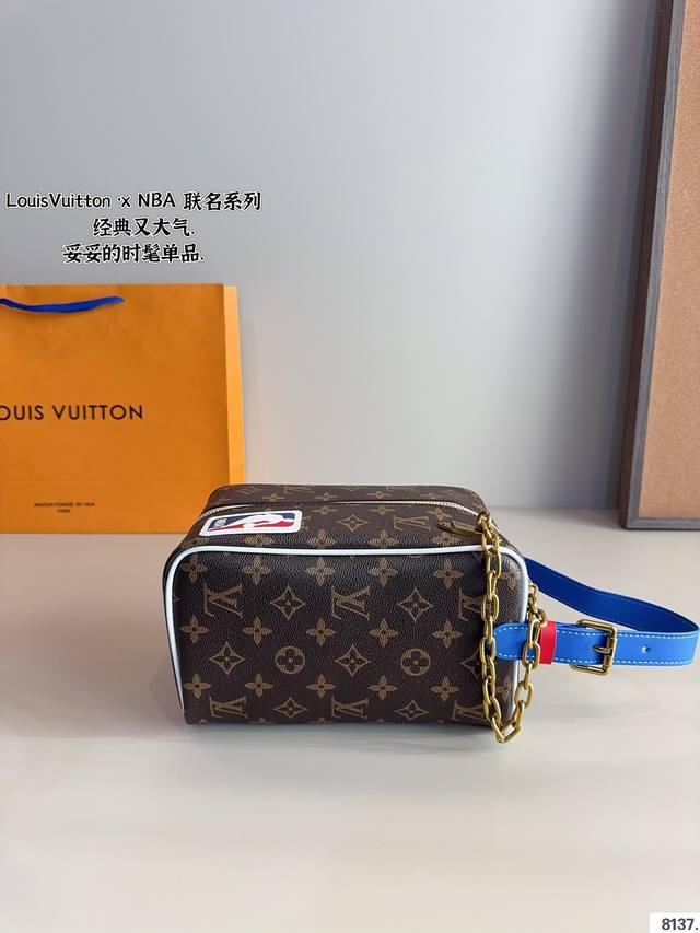 Lv 2024新款 Christopher 新品配色 洗漱包 手袋邮差包 超大容量.尺寸：23*13*14Cm