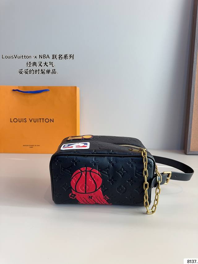 Lv 2024新款 Christopher 新品配色 洗漱包 手袋邮差包 超大容量.尺寸：23*13*14Cm