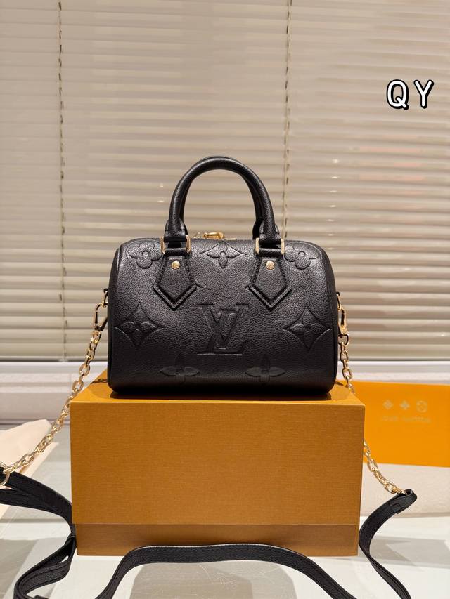 礼盒 Lv Speedy 20Cm枕头包 无论版型 内里和专柜毫无差别 真正原版复刻 内里可拆卸 火遍全球的爆款机场大包 机车女神包 明星同款 贵气而充满活力的