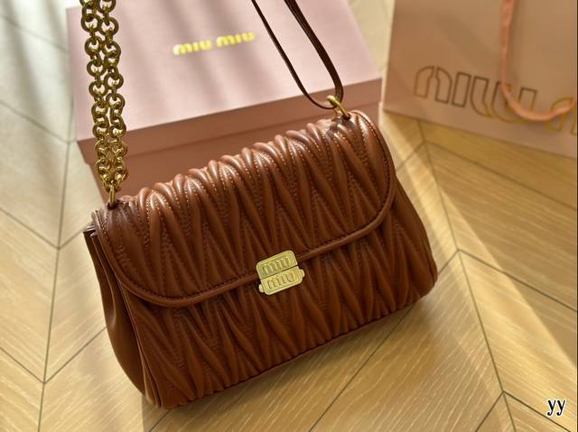 配盒 时尚美包百搭款！Miumiu新品法棍包干邑色 Miu家新品法棍包，这款单肩包延续经典设计，采用轻薄填充皮革设计，别具一格，顶级小牛皮材质，搭配优雅的正面翻