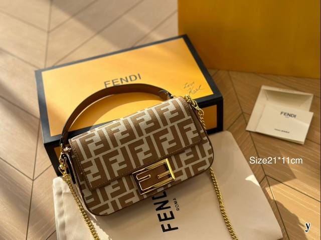 折叠盒 Fendi Baguette法棍包中号第一眼就觉得砸中了我。加上中号有一根较长的肩带，非常实用。中号的装两个手机，钱包，钥匙，墨镜，口红，粉饼都毫无压力