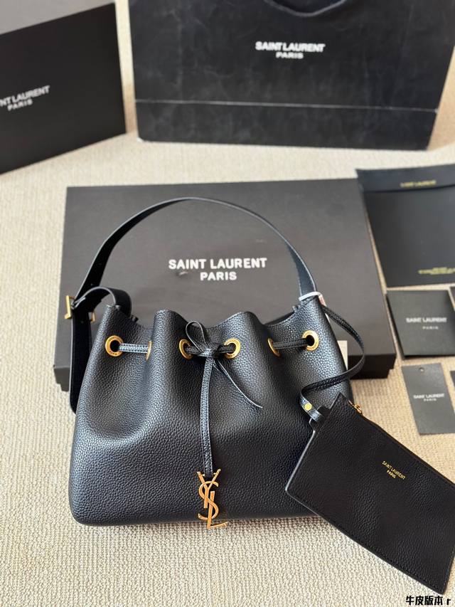 牛皮版本 Ysl I Paris Via小hobo 皮革抽绳开合，配有 Ysl 10G0吊坠館 非常柔软的鹿皮演绎优雅复古随性松弛 尺寸30 24Cm