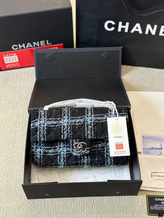 香奈儿chanel 小香毛呢cf包 高级货原单品质 进口面料原版面料专柜对版回头率百分百哦 细节完美高端版本 内里有专柜标码 细节完美 真正的白富美专用包很美哦