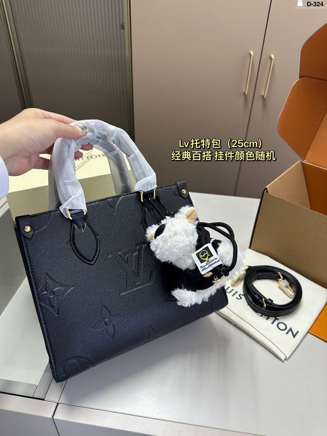 挂件颜色随机 Lv Onthego Bb丛林托特包 让我们一起来迎接秋天吧 路易威登lv 老花 Logo Onthego 作为经典款之一，它是有绝对的优势 D-