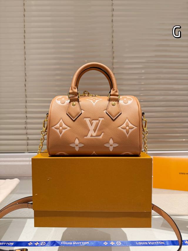 礼盒 Lv Speedy 20Cm枕头包 无论版型 内里和专柜毫无差别 真正原版复刻 内里可拆卸 火遍全球的爆款机场大包 机车女神包 明星同款 贵气而充满活力的