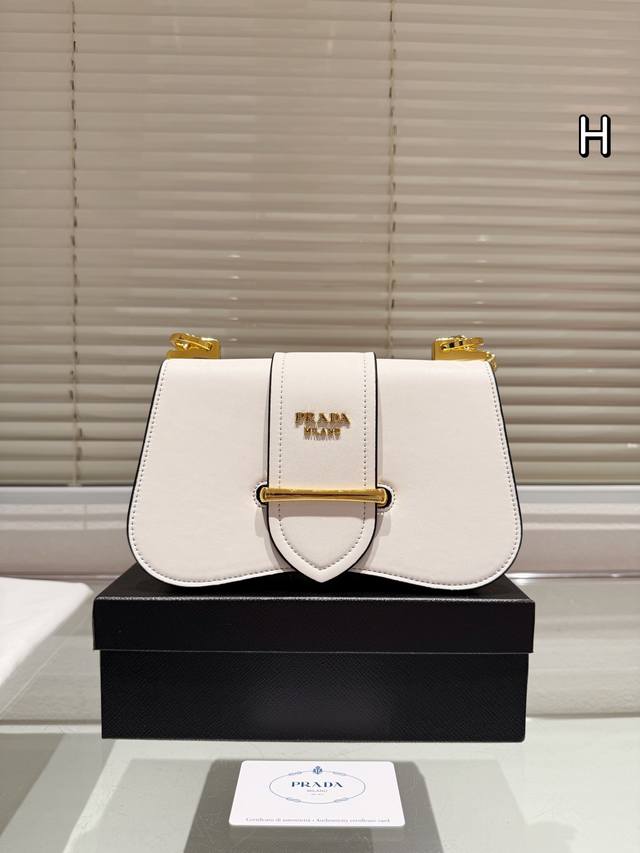 配盒尺寸23.14 普拉达 斜挎链条包 Prada 搭配新款的复古绒面皮革手袋，整体穿搭精致度拉满，装饰的链子非常亮眼~