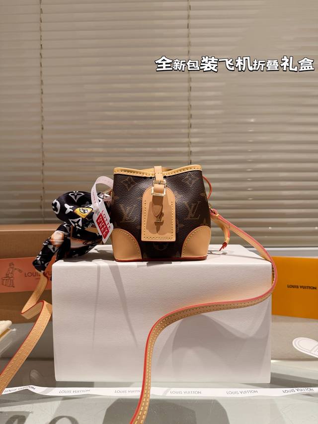 复刻版 牛皮 Size：12.12Cm Lv Noe Purse 小烧麦真的巨可爱！ 包包的容量还 肩带长度虽然不能调节 但很好用！ 原版完美对花！