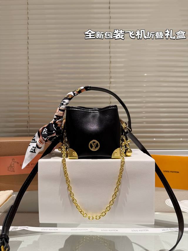 复刻版 牛皮 Size：12*11Cm Lv家 Noe Purse 小烧麦真的巨可爱！ 包包的容量还 两条肩带！一长一短 肩带可以调节哦！ 但很好用！