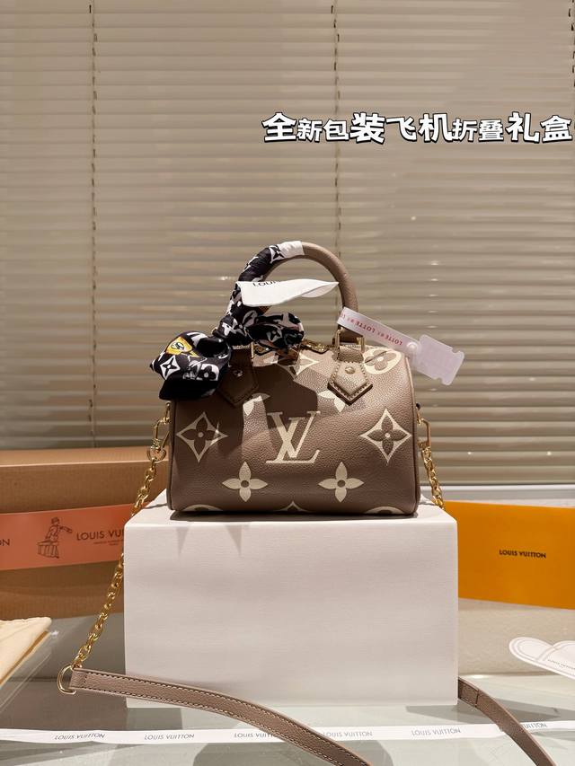 牛皮版本 Lv Speedy 20Cm枕头包 无论版型 内里和专柜毫无差别 真正原版复刻 内里可拆卸 火遍全球的爆款机场大包 机车女神包 明星同款 贵气而充满活