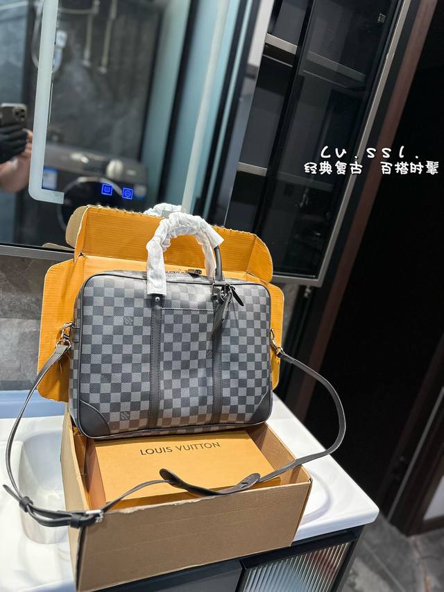 Louis Vuitton 路易威登 Lv2024新款早夏男士公文包 Voyage Lv手提斜挎大容量旅行包 男款手提斜挎单肩背包 每一位男士都值得拥有 尺寸3