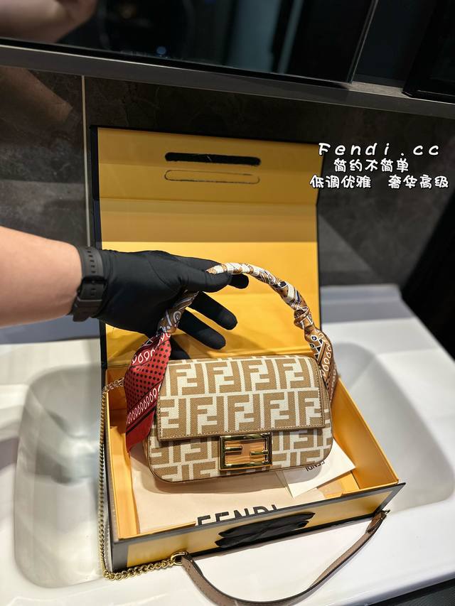 礼盒包装 Fendi Baguette法棍包中号第一眼就觉得砸中了我。加上中号有一根较长的肩带，非常实用。中号的装两个手机，钱包，钥匙，墨镜，口红，粉饼都毫无压