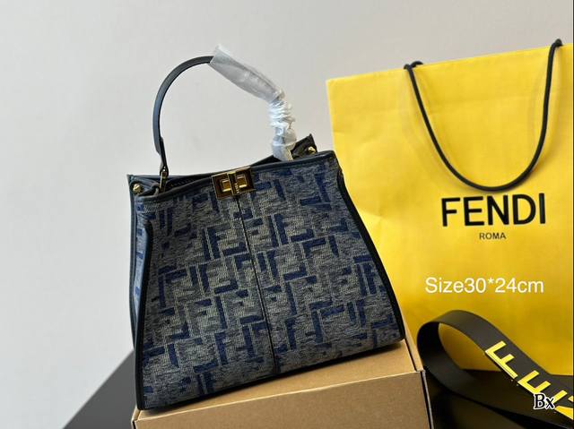 Size：30*24Cm F家 Fendi Peekabo 经典的造型！ 手提斜挎！