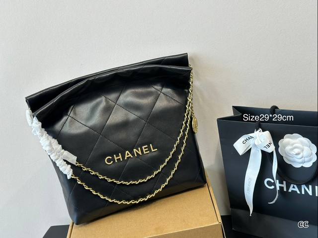 配盒 Chanel 千呼万唤的牛皮系列 今年火遍全网的垃圾袋 不多说啦直接上现货 搜索 小香家 垃圾袋 尺寸29*29Cm