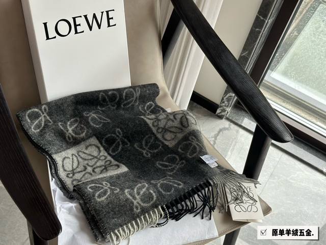 羊绒围巾配盒 Size：180Cm*45Cm Loewe 羊绒围巾 最温柔的配色 上身超级柔软舒服 这么好看的围巾你还不赶紧定吗