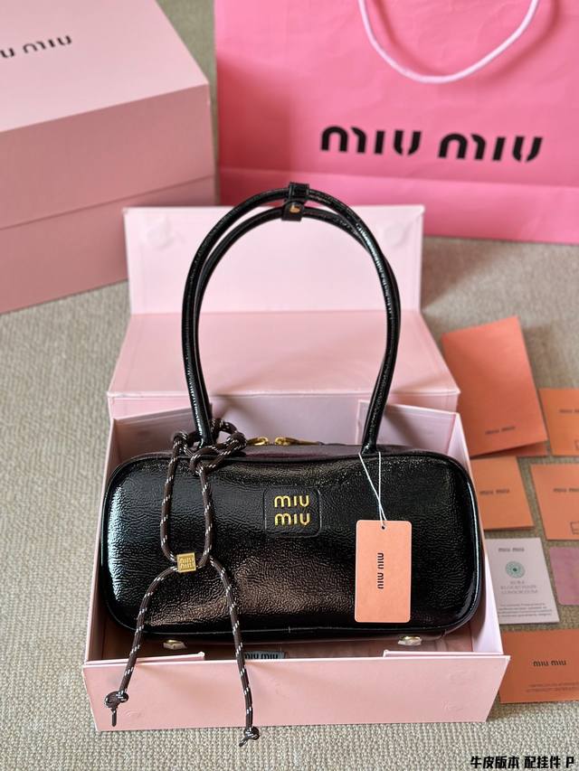 牛皮版本 配挂件 Miumiu新款漆皮保龄球包尊嘟好好看 Miu家最新款油蜡漆皮包包质感绝了 冰裂纹理的皮面真的好好看 尺寸28 15Cm