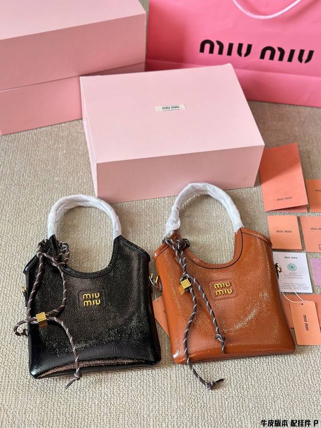 牛皮版本 配挂件 Size：20 15Cm Miumiu新款托特tote 今年的风刮的太猛了 老多爆款了！ 这款的版型也太好看了吧~