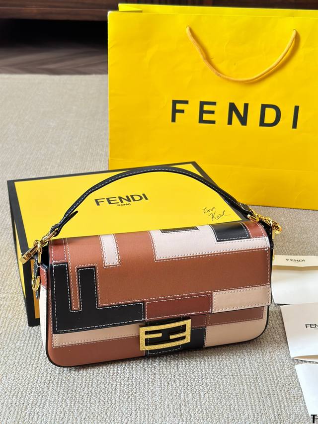 Fendi Vintage法棍包 2024年米兰时装周街拍中，潮人们背的最多的包包大概就是fendi芬迪的这款腋下包了 经典布料 有种慵慵懒懒的街头风。戚薇、R