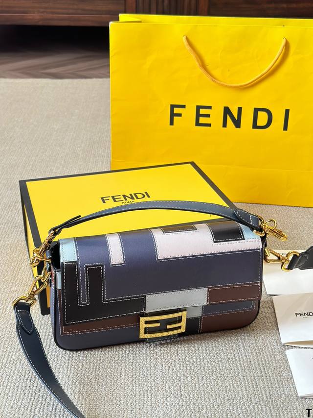 Fendi Vintage法棍包 2024年米兰时装周街拍中，潮人们背的最多的包包大概就是fendi芬迪的这款腋下包了 经典布料 有种慵慵懒懒的街头风。戚薇、R