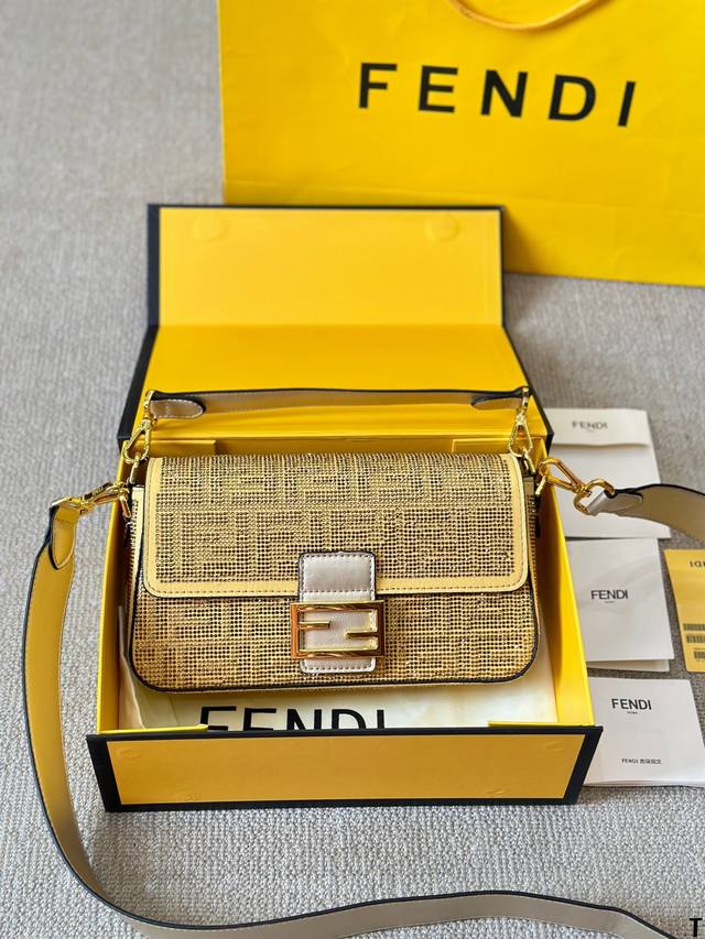 满钻 Fendi Vintage法棍包 2024年米兰时装周街拍中，潮人们背的最多的包包大概就是fendi芬迪的这款腋下包了 经典布料 有种慵慵懒懒的街头风。戚