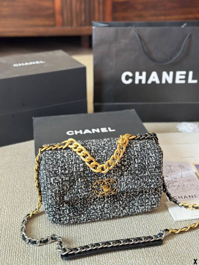 毛呢 Chanel 19Bag 系列菱格包香奈儿#精致女神推荐入手呦 美貌与实用并存 近年超盛行而小香这款做的超级棒 百搭休闲,职业,萌新等多种风格 材质是原版