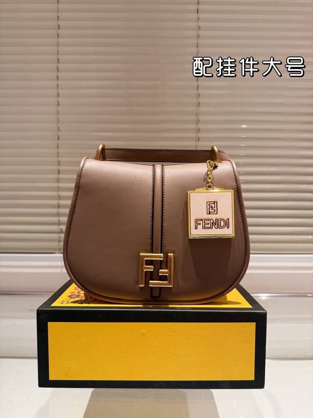 大号配盒 Size：25.19Cm Fendi 每个角度都敲好看的 新款斜挎包 包底的设计简直太爱啦！ 360度无死角！！ 怎么背都美貌时髦